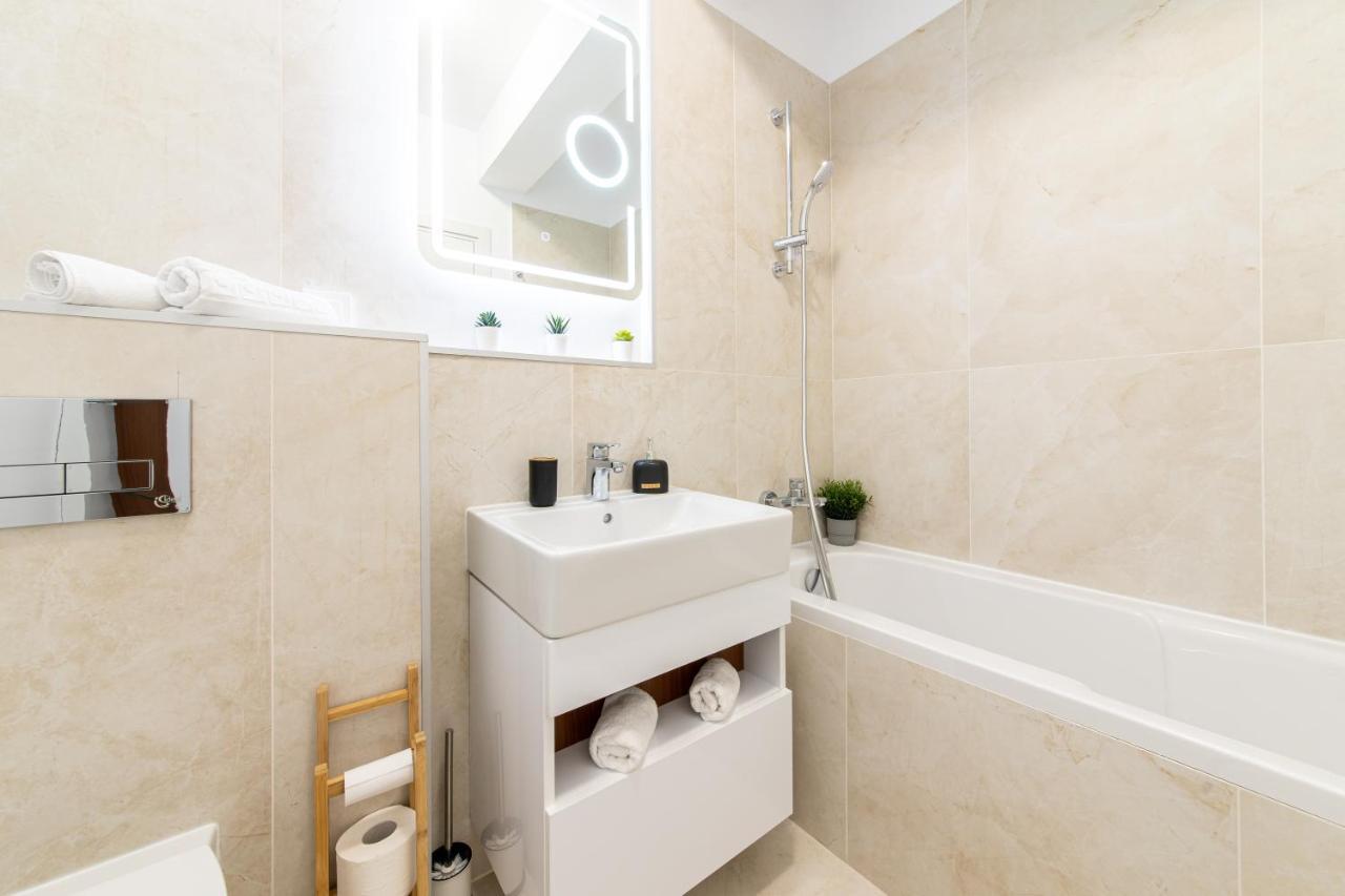 North 26 - Aviatiei Apartment Bukares Bagian luar foto